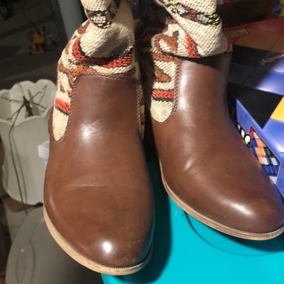 Woman’s size 9 Aztec print boots - Picture 2 of 6